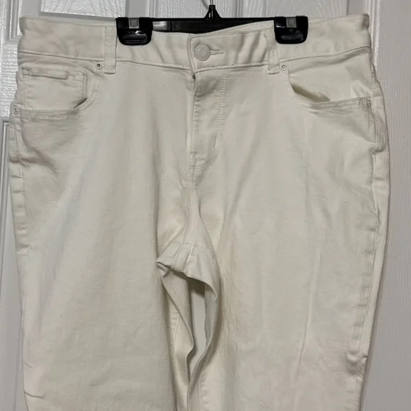 Maurices Women’s Size 16 Winter White Embroidered Hem Cropped Jeans Stretch - Picture 3 of 4